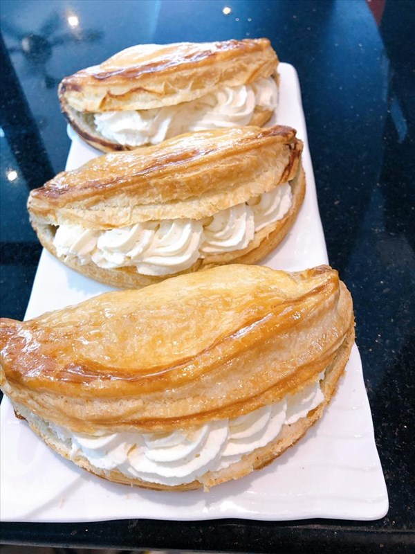 Apple Turnover  ( no cream)